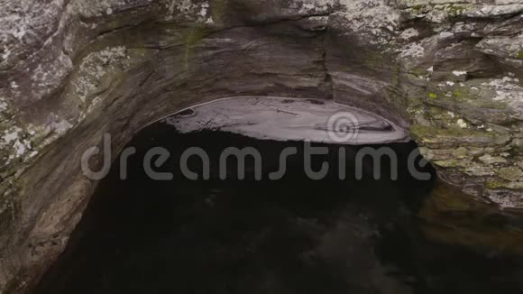 苏格兰布雷马尔迪河峡谷岩林视频的预览图