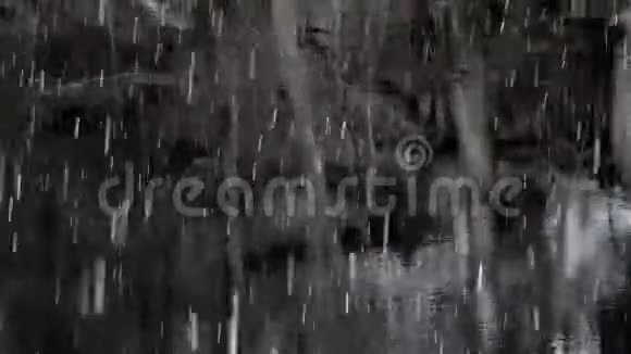 雪落在危险的水的黑暗深渊上视频的预览图