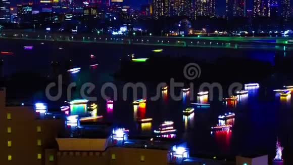 东京市区彩虹桥上船只倾斜的夜间时间视频的预览图