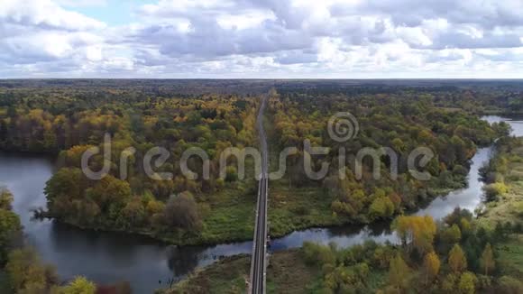 在秋天的森林里飞过一条铁路视频的预览图