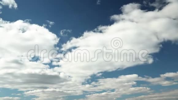 乌云密布的天空自然背景视频的预览图
