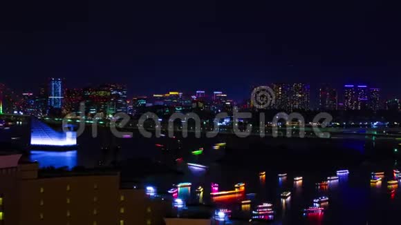 东京市区彩虹桥上船只的夜间时间推移大镜头变焦视频的预览图