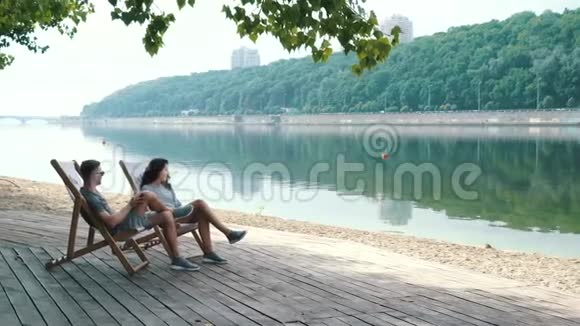 一对夫妇在大都会的河边放松视频的预览图