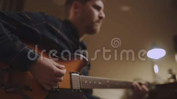 一个艺术青年在家中练习弹吉他直到深夜视频的预览图