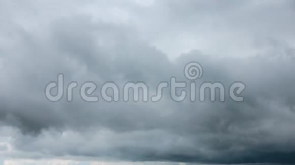 乌云密布的天空雨前或风暴前有蓬松的云彩视频的预览图