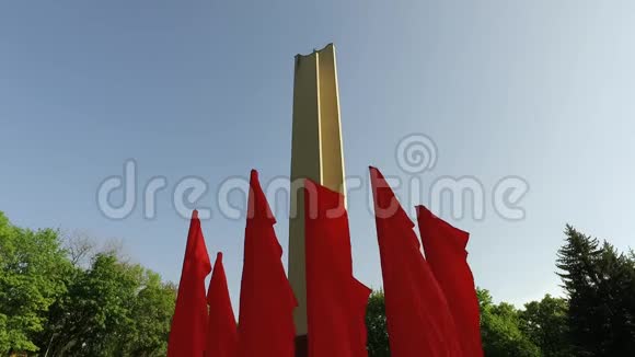 蓝天背景下的红旗在大风天气中缓慢移动视频的预览图