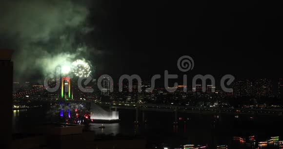 东京市区彩虹桥附近的夜间烟火视频的预览图
