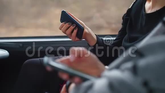两位乘客手中的智能手机特写视频的预览图