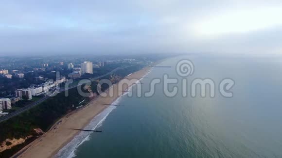 英格兰的伯恩茅斯海滩和码头视频的预览图