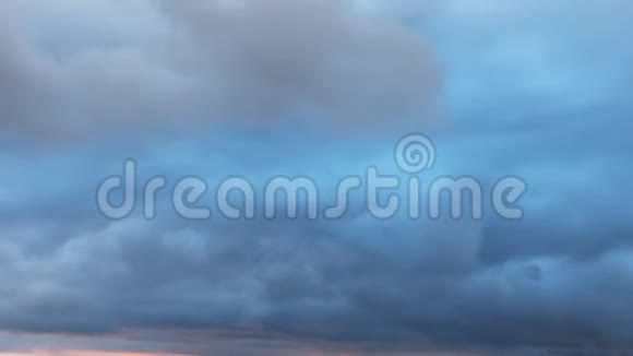 乌云密布的天空雨前或风暴前有蓬松的云彩视频的预览图