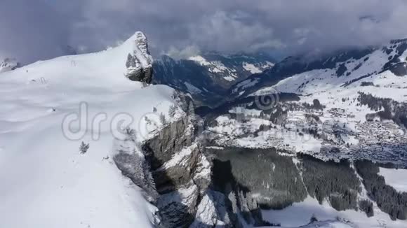 山上美丽的雪景空中飞行镜头视频的预览图