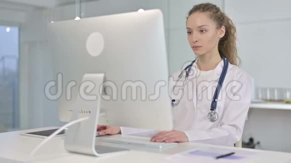 年轻女医生在桌面上视频聊天的画像视频的预览图