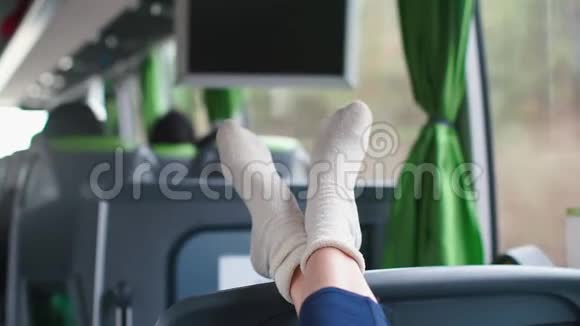 穿着白色袜子在公共交通旅游巴士上旅行的腿视频的预览图