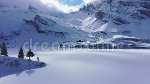 阿尔卑斯山上白雪覆盖的冬湖无人机镜头视频的预览图