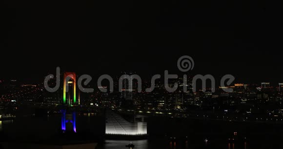 东京市区彩虹桥的一夜大射视频的预览图