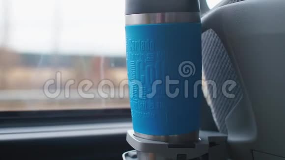 装有热饮的热水瓶在旅游巴士的杯架里视频的预览图