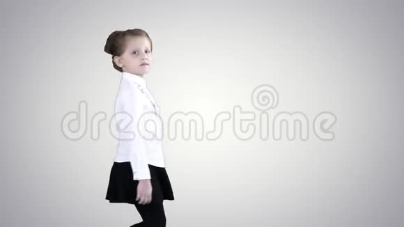 走着的小女孩停下来在渐变背景下看着镜头视频的预览图