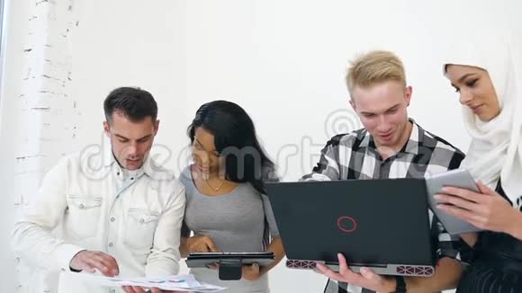 两对有目标的男子和多族裔妇女在联合期间与财务报告和计算机一起工作视频的预览图