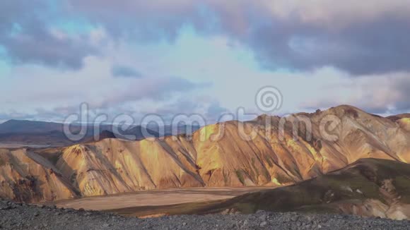 在冰岛观光的兰德曼纳劳加自然景观视频的预览图