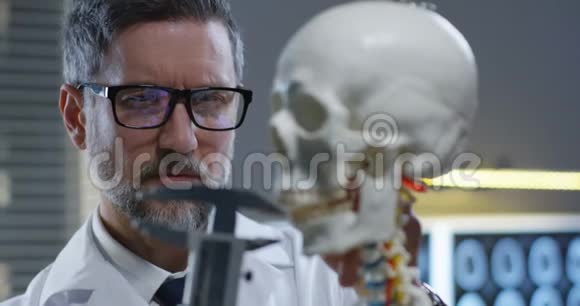 医生测量头骨的下巴视频的预览图