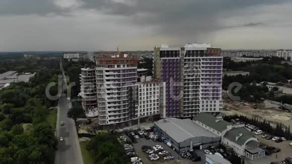 建造住宅大厦的高空镜头视频的预览图