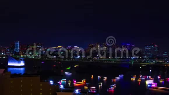 东京市区彩虹桥上船只夜间时间的流逝视频的预览图