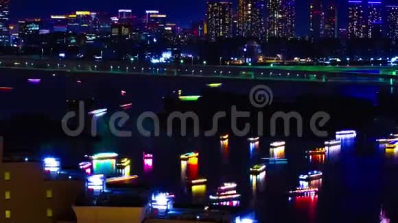 东京市区彩虹桥上船只的夜间时间推移中镜头变焦视频的预览图