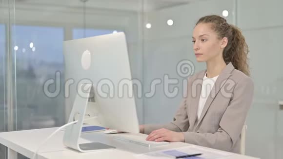 年轻的商务女性在办公桌前做视频聊天视频的预览图
