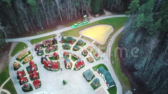 位于拉脱维亚特韦特的小型木制矮屋的鸟瞰图特维特自然公园的特维特视频的预览图