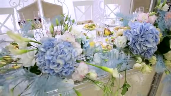 餐厅内精美的婚礼装饰视频的预览图