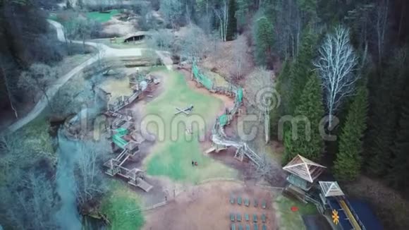 在Tervette自然公园的木制城堡森林和河流Terve的鸟瞰图视频的预览图