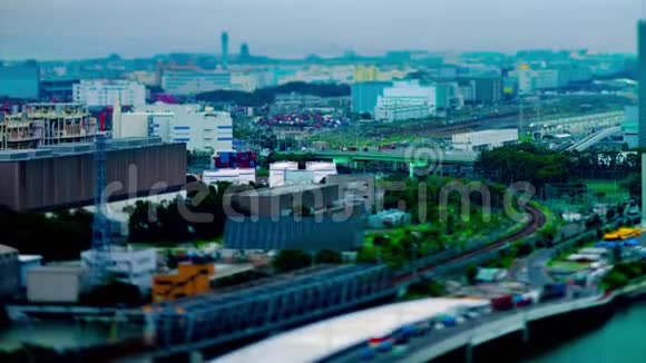 东京新川河附近城市街道高角度倾斜倾斜的时间推移视频的预览图