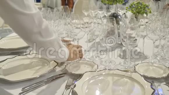 生日会议婚礼用美味的菜肴招待客人的桌子设置侍酒师给他戴上眼镜视频的预览图