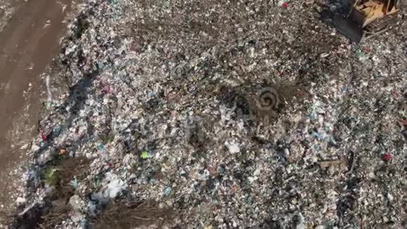 山体内塑料山体垃圾大型垃圾堆退化垃圾堆的臭气和有毒残渣这些视频的预览图