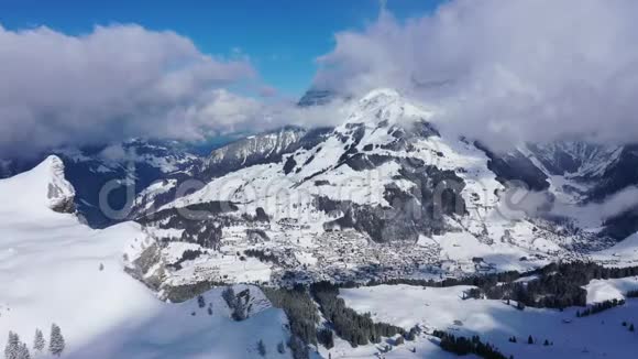 伟大的冬季景观飞越雪山视频的预览图