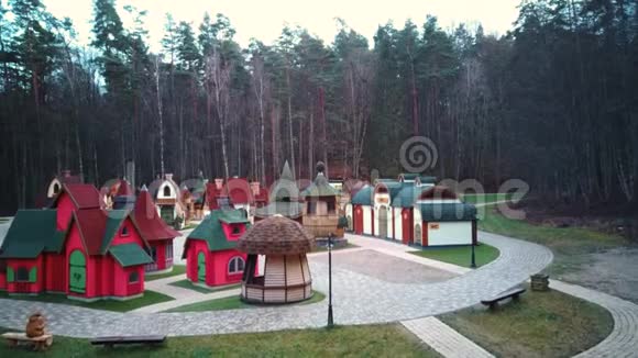 位于拉脱维亚特韦特的小型木制矮屋的鸟瞰图特维特自然公园的特维特视频的预览图