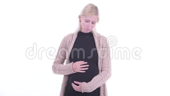 伤心的金发年轻孕妇竖起大拇指视频的预览图