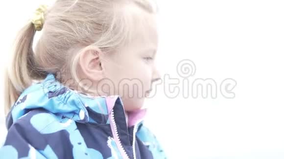 小女孩在凉爽的秋日在户外吃苹果视频的预览图