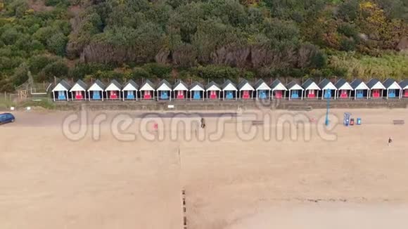 英国五颜六色的海滨别墅典型的景色视频的预览图