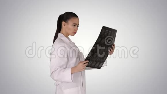 知识女性保健人员带白色实验衣看x射线摄影图像ct扫描核磁共振视频的预览图