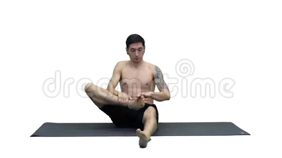 男子练习瑜伽法师扭转C型或Marichyasana型伸展运动肌肉瑜伽冥想放松视频的预览图