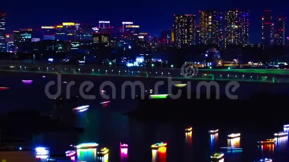 东京市区彩虹桥上船只的夜间时间推移中拍视频的预览图