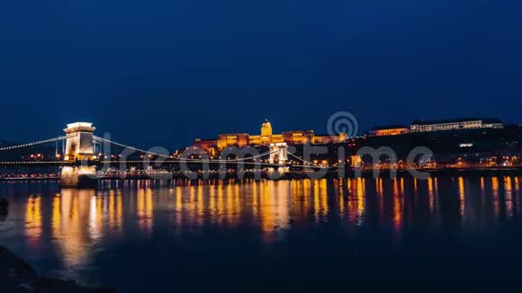 匈牙利布达佩斯著名的链桥多瑙河上的时间推移全景夜景视频的预览图