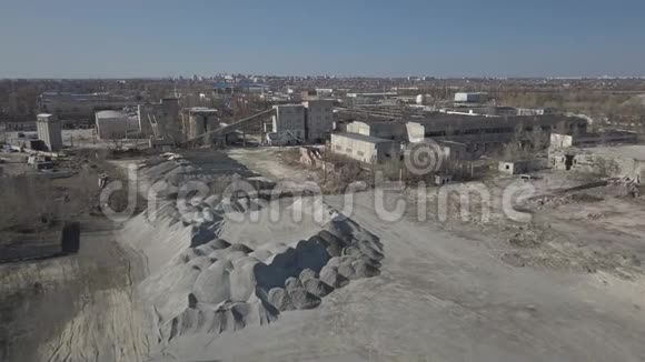 碎石及散装建材的生产从高处看采石场从一个视频的预览图