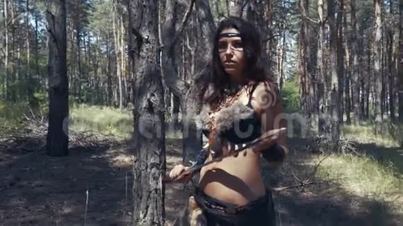 古代的亚马逊女人穿着皮衣拿着剑站着冻僵了视频的预览图