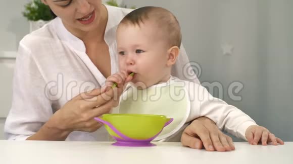 妈妈和宝宝用碗和勺子视频的预览图