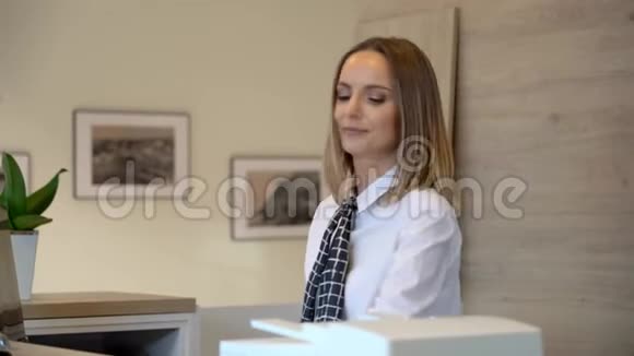 在接待处或酒店公司工作的成年妇女视频的预览图