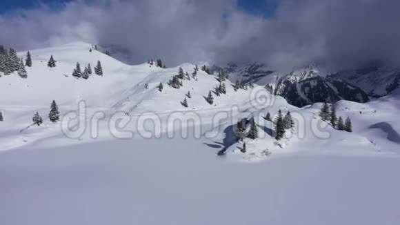 瑞士阿尔卑斯山著名滑雪区瑞士的TitlisEngelberg视频的预览图