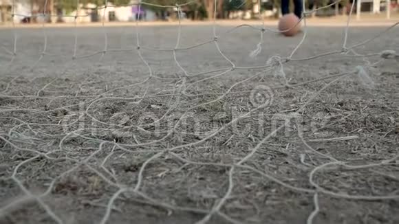 女运动员在夏季公园训练足球保健概念视频的预览图