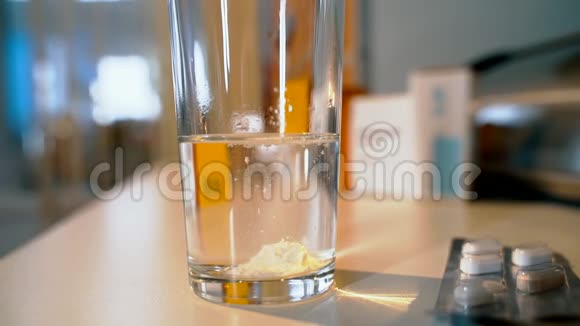 片剂在水中的溶解医学保健药学化学概念视频的预览图